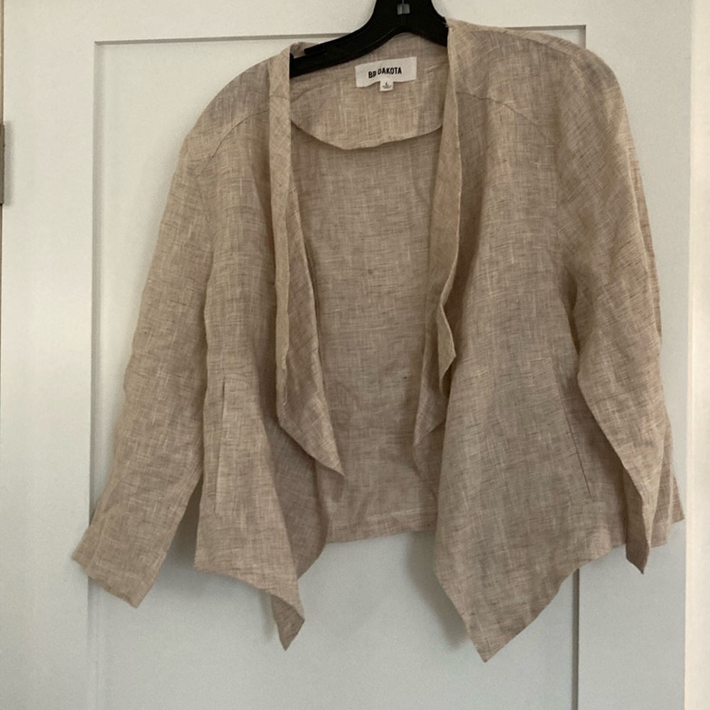 BB Dakota light brown linen jacket w/ Quarter sleeves + pockets